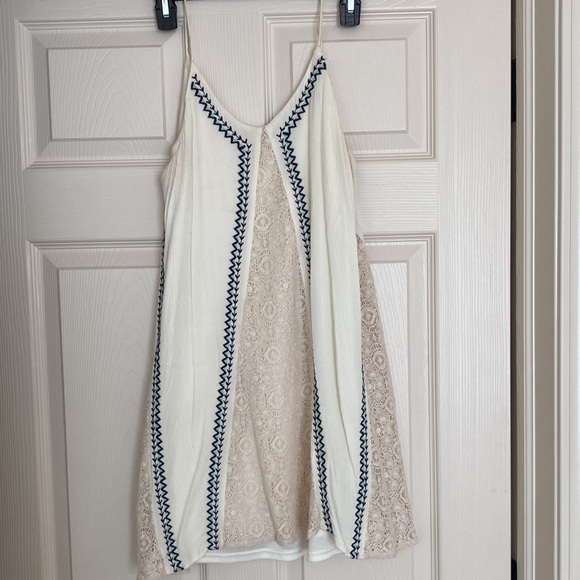 Flowy lace detailed dress - Picture 1 of 6